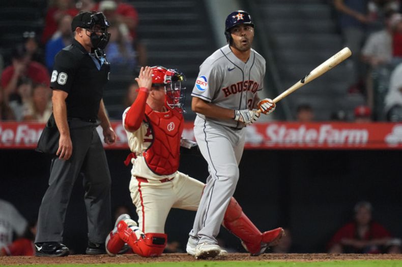 LaMonte Wade, Jr. (31), de los Astros de Houston, reacciona después de recibir una base por bolas con la casa llena que impulsó la carrera de la ventaja contra los Angelinos de Los Ángeles en la novena entrada del juego de béisbol de Grandes Ligas, el lunes 27 de julio de 2026, en Anaheim, Calif. (AP Foto/Scott Strazzante)