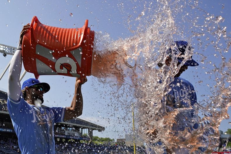 Bobby Witt Jr. de los Reales de Kansas City recibe un baño de MJ Meléndez tras la victoria ante los Rays de Tampa Bay, el domingo 16 de julio de 2023. (AP Foto/Charlie Riedel)