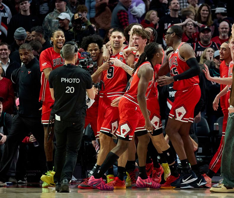 Los Bulls de Chicago felicitan a su compañero Nikola Vučević, quien atinó el triple de la victoria sobre los Trail Blazers de Portland, el miércoles 19 de noviembre de 2025 (AP Foto/Craig Mitchelldyer)