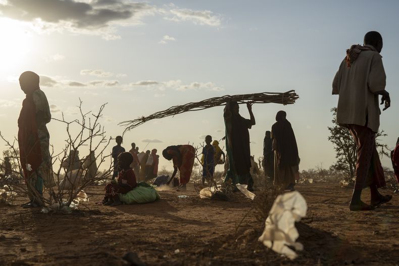 En esta imagen de archivo, somalíes desplazados por la sequía montan un campamento a las afueras de Dollow, Somalia, el 19 de septiembre de 2022. (AP Foto/Jerome Delay, archivo)