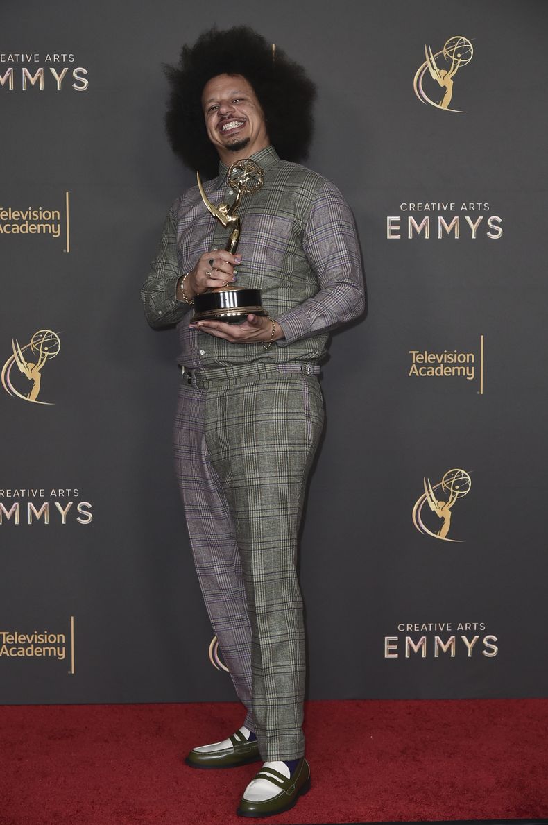 Eric Andre posa con su premio de actor destacado en una serie corta de comedia o drama por The Eric André Show en la segunda noche de los Premios Emmy de las Artes Creativas el domingo 8 de septiembre de 2024 en Los Ángeles. (Foto Richard Shotwell/Invision/AP)