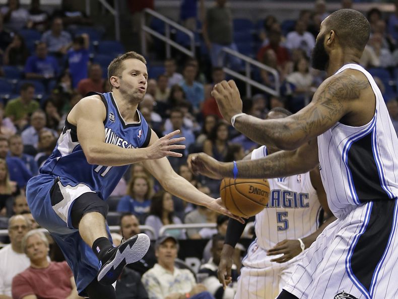 El jugador de los Timberwolves y la selecci&oacute;n de b&aacute;squetbol de Puerto Rico, JJ Barea, izquierda, realiza un pase en un partido contra Orlando el s&aacute;bado, 5 de abril de 2014, en Orlando. (AP Photo/John Raoux)