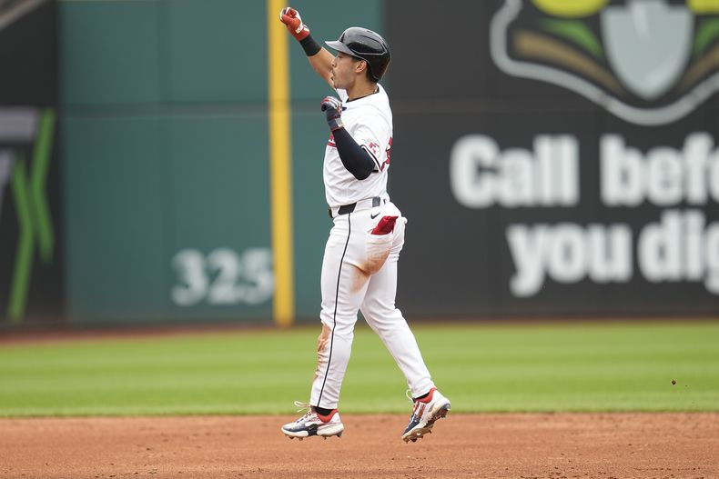 Steven Kwan de los Guardianes de Cleveland celebra su jonrón en la tercera entrada ante los Medias Blancas de Chicago el jueves 4 de julio del 2024.(AP Foto/Sue Ogrocki)