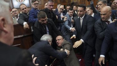 al menos tres legisladores serbios heridos tras disturbios en el parlamento con lanzamiento de bombas de humo y bengalas
