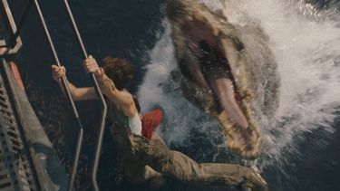 Esta imagen publicada por Universal Pictures y Amblin Entertainment muestra a Philippine Velge en una escena de Jurassic World: Rebirth. (Jasin Boland/Universal Pictures and Amblin Entertainment via AP)