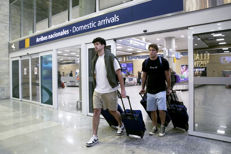 ARCHIVO - Los rugbiers franceses Oscar Jegou (derecha) y Hugo Auradou llegan a un aeropuerto de Buenos Aires, el 27 de agosto de 2024. (AP Foto/Virginia Chaile)