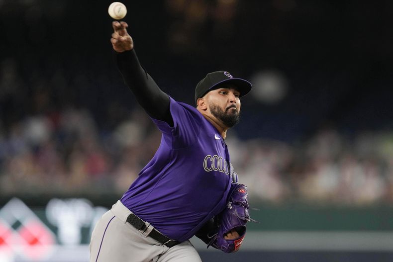 El venezolano Germán Márquez, de los Rockies de Colorado, lanza frente a los Nacionales de Washington en el juego del miércoles 18 de junio de 2025 (AP Foto/Jess Rapfogel)
