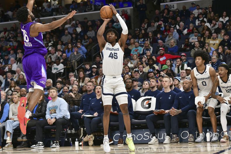 GG Jackson, alero de los Grizzlies de Memphis, dispara frente a Elijah Harkless, del jazz de Utah, en el duelo del sábado 25 de enero de 2025 (AP Foto/Brandon Dill)