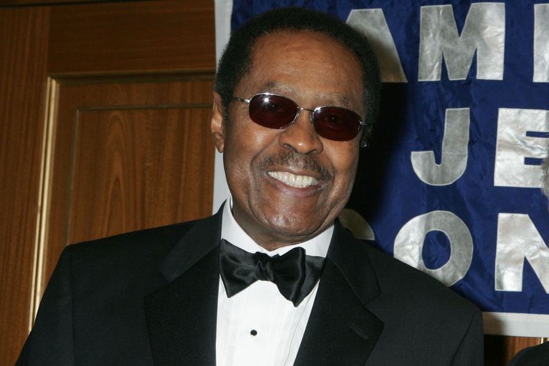 ARCHIVO - Clarence B. Jones posa para una fotografía antes de recibir el Premio Isaiah del Congreso Judío Estadounidense el 1 de marzo de 2006, en Nueva York. (AP Foto/Diane Bondareff, Archivo)