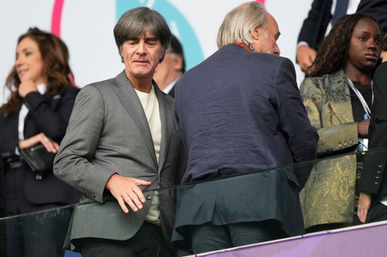 ARCHIVO - El exentrenador de Alemania, Joachim Löw, llega para el juego de fútbol de la final de la Eurocopa Femenina 2025 entre Inglaterra y España en el St. Jakob-Park de Basilea, Suiza, el 27 de julio de 2025. (Foto AP/Martin Meissner, Archivo)