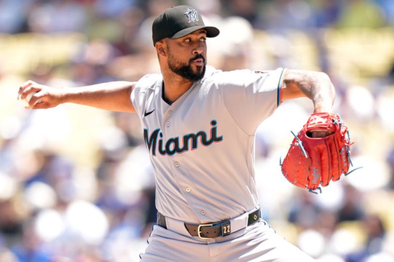 Sandy Alcantara (22), de los Marlins de Miami, lanza contra los Dodgers de Los Ángeles en la segunda entrada de un partido de béisbol el miércoles 29 de abril de 2026, en Los Ángeles. (AP Foto/Scott Strazzante)