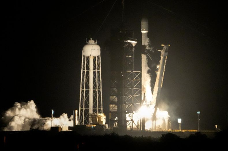 ARCHIVO - Un cohete Falcon 9 de SpaceX despega de la plataforma 39A con una carga útil compuesta por un par de módulos de aterrizaje lunar en el Centro Espacial Kennedy, el 15 de enero de 2025, en Cabo Cañaveral, Florida. (AP Foto/John Raoux, archivo)
