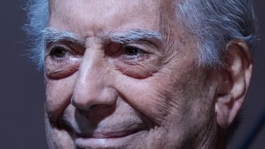 ARCHIVO - El escritor peruano Mario Vargas Llosa asiste a la 46ª edición de la Feria Internacional del Libro en Buenos Aires, Argentina, el 6 de mayo de 2022. (Foto AP/Natacha Pisarenko, Archivo)