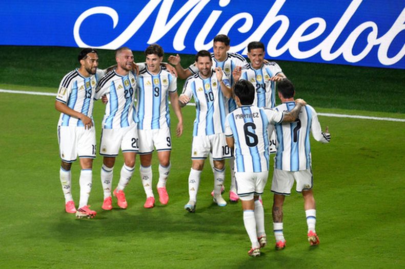 El capitán de Argentina, Lionel Messi (10), celebra junto a sus compañeros tras anotar el segundo gol ante Argelia por el Grupo J del Mundial en Kansas City, martes 16 de junio, 2026. (AP Foto/Reed Hoffmann)