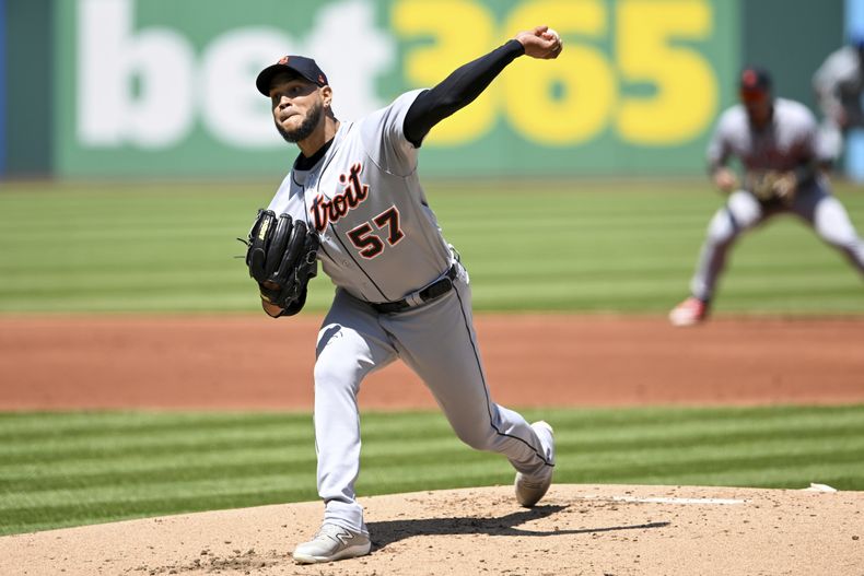 Eduardo Rodríguez de los Tigres de Detroit lanza ante los Guardianes de Cleveland, el miércoles 10 de mayo de 2023, en Cleveland. (AP Foto/Nick Cammett)