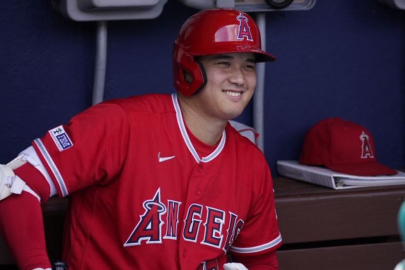 ARCHIVO - Shohei Ohtani, de los Angelinos de Los Ángeles, sonríe antes de un partido de béisbol, el miércoles 30 de agosto de 2023, en Filadelfia.(AP Foto/Matt Slocum, Archivo)
