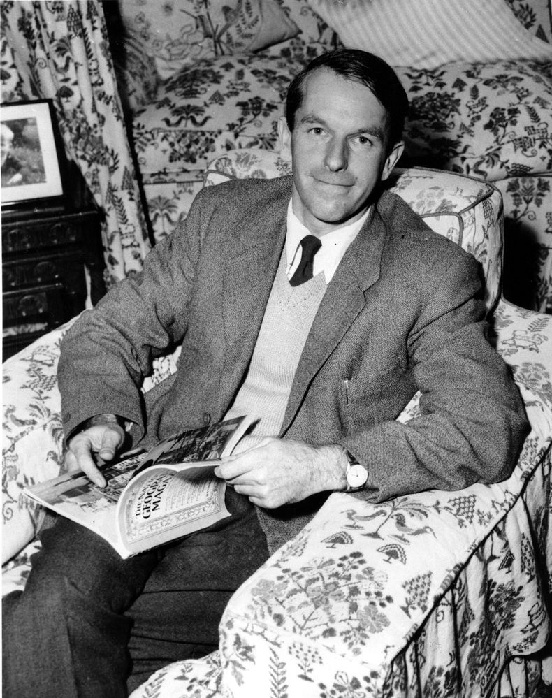 En esta foto del 28 de octubre de 1958, el doctor Frederick Sanger, bioqu&iacute;mico investigador en la Universidad de Cambridge, posa en su casa en Cambridge, Inglaterra. Sanger, que gan&oacute; dos veces el Premio Nobel de qu&iacute;mica, falleci&oacut