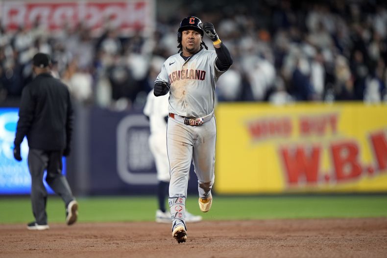 José Ramírez de los Guardianes de Cleveland celebra tras conectar un jonrón en el noveno inning ante los Yankees de Nueva York en el segundo juego de la Serie de Campeonato de la Liga Americana, el martes 15 de octubre de 2024, en Nueva York. (AP Foto/Frank Franklin II)