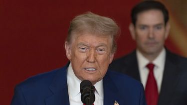 El presidente de EEUU, Donald Trump, habla desde la Sala Este de la Casa Blanca en Washington, el sábado 21 de junio de 2025, después de que el ejército estadounidense atacara instalaciones nucleares y militares de Irán, mientras el secretario de Estado Marco Rubio escucha. (Carlos Barria/Pool vía AP)