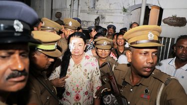 La ex primera dama de Sri Lanka Shiranthi Rajapaksa siendo escoltada a un vehículo penitenciario en Colombo, Sri Lanka, el 7 de octubre del 2026. (AP foto/Lahiru Harshana)
