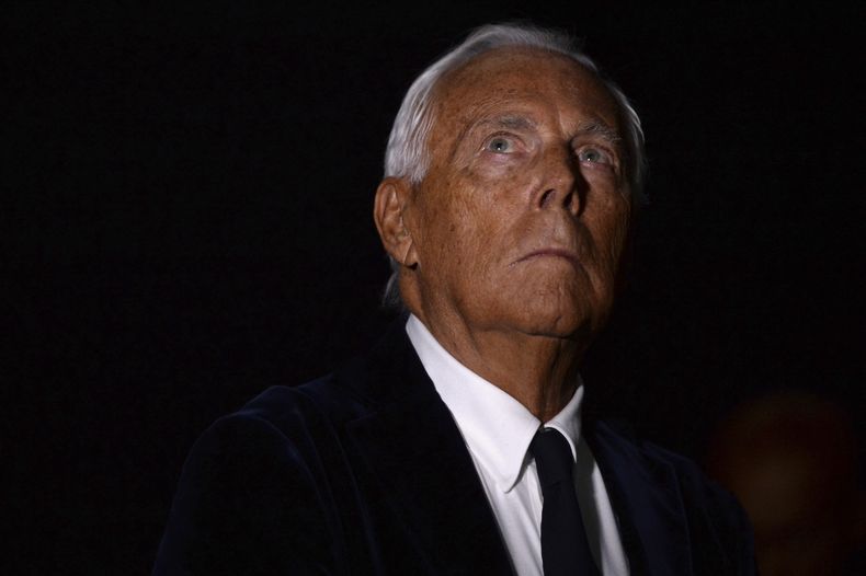 ARCHIVO - El diseñador italiano Giorgio Armani asiste a su desfile de Alta Costura Otoño Invierno 2016/17 en Moscú, Rusia, el 14 de abril de 2016. (Foto AP/ Pavel Bednyakov, archivo)
