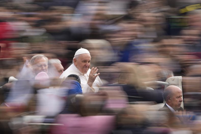 ARCHIVO - El papa Franciaco arriba a su audiencia general semanal en la Plaza de San Pedro, Vaticano, 8 de marzo de 2023. El papa Francisco viajará este año a la periferia del catolicismo, siendo el primer pontífice que visita Mongolia, una nación del Asia Central apretada entre Rusia y China donde viven apenas 1.500 católicos. (AP Foto/Andrew Medichini, File)