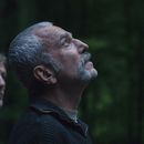 Esta imagen publicada por Focus Features muestra a Sean Bean, a la izquierda, y Daniel Day-Lewis en una escena de Anemone. (Focus Features via AP)