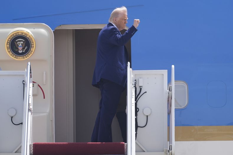 El presidente de Estados Unidos, Donald Trump, sube al Air Force One en la Base Conjunta Andrews, Maryland, para viajar a Riad, Arabia Saudí, el lunes 12 de mayo de 2025. (AP Foto/Manuel Balce Ceneta)