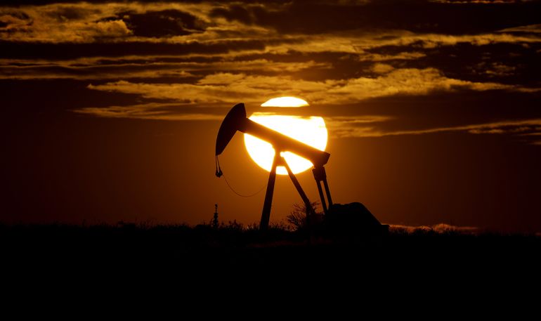 OPEP acuerda aumento modesto en producción pese a presiones