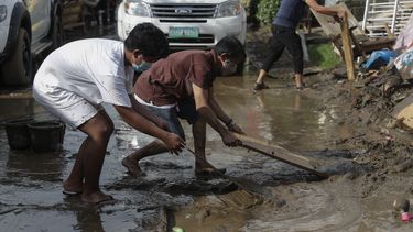 Tifón deja 16 muertos y miles de casas dañadas en Filipinas