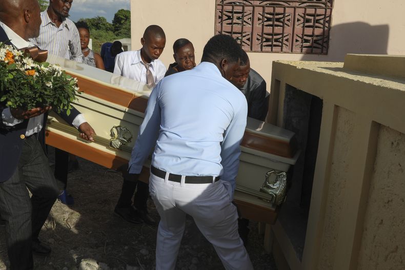 Familiares cargan el féretro de Jean Louis Jeune Gracien, asesinado en un ataque de pandillas armadas, en su funeral en Pont-Sonde, Haití, el martes 8 de octubre de 2024. (AP Foto/Odelyn Joseph)