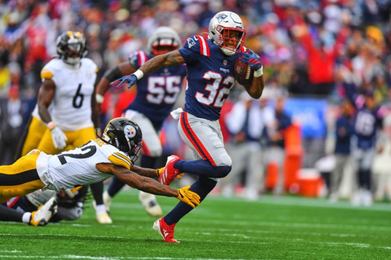 Treveyon Henderson de los Patriots de Nueva Inglaterra corre para superar a Asante Samuel Jr. de los Steelers de Pittsburgh para touchdown en el encuentro del domingo 20 de septiembre del 2026. (AP Foto/Steven Senne)