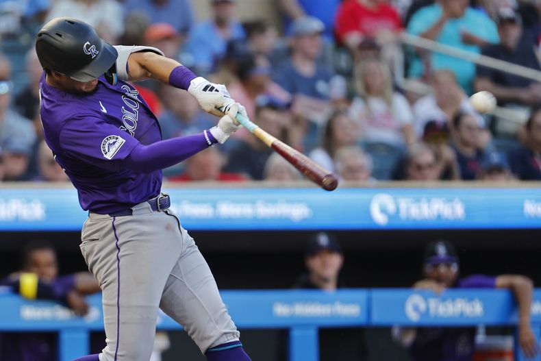 El venezolano Ezequiel Tovar, de los Rockies de Colorado, batea un jonrón de tres carreras ante los Mellizos de Minnesota, el martes 11 de junio de 2024 (AP Foto/Bruce Kluckhohn)