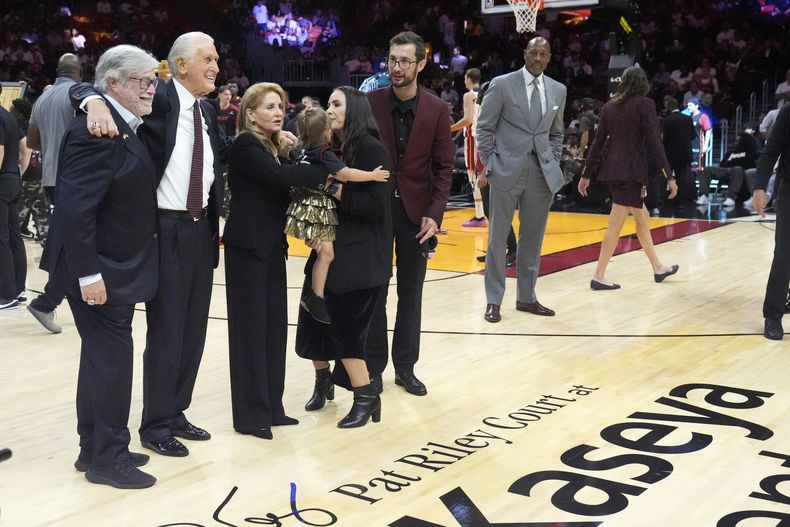 De izquierda a derecha, el socio director general del Heat de Miami, Micky Arison; el presidente del equipo Pat Riley y la familia de este último participan en una ceremonia el miércoles 23 de octubre de 2024. La cancha del Heat fue bautizada con el nombre de Riley (AP Foto/Wilfredo Lee)