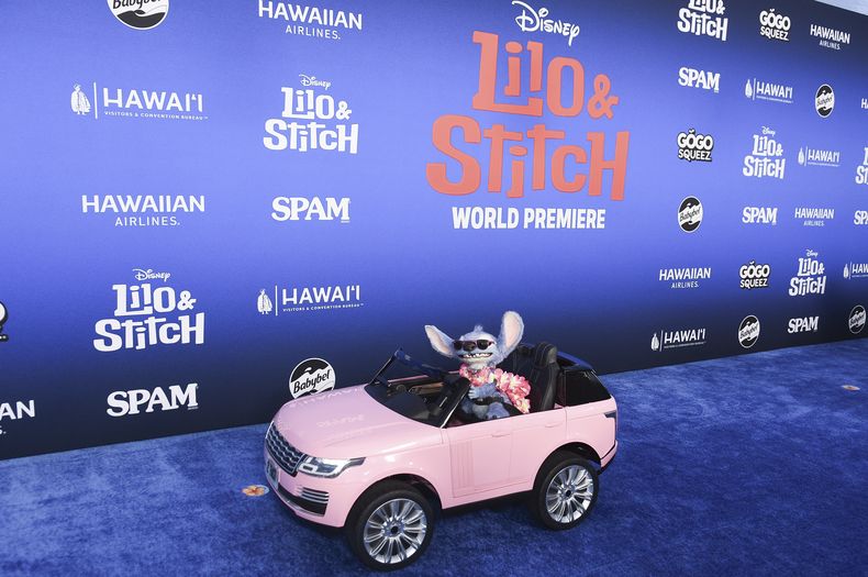 Stitch llega a la premiere de Lilo and Stitch el 17 de mayo del 2025, en el Teatro El Capitan de Los Ángeles. (Richard Shotwell/Invision/AP)