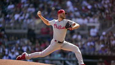 Zach Wheeler, de los Filis de Filadelfia, hace un lanzamiento ante los Bravos de Atlanta el sábado 27 de mayo de 2023 (AP Foto/Brynn Anderson)