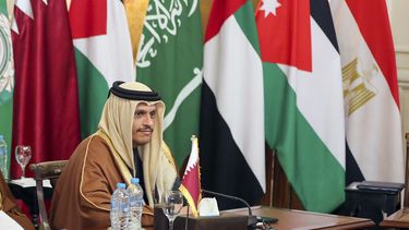 El primer ministro y ministro de Relaciones Exteriores de Qatar, Mohammed Bin Abdulrahman Al Thani, asiste a una reunión de ministros de Exteriores de la Liga Árabe en El Cairo, Egipto, el sábado 1 de febrero de 2025. (AP Foto/Khaled Elfiqi)