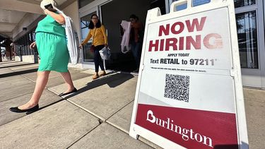 Un cartel de oferta laboral es exhibido afuera de una tienda minorista en Vernon Hills, Illinois, el jueves 31 de agosto de 2023. (AP Foto/Nam Y. Huh)