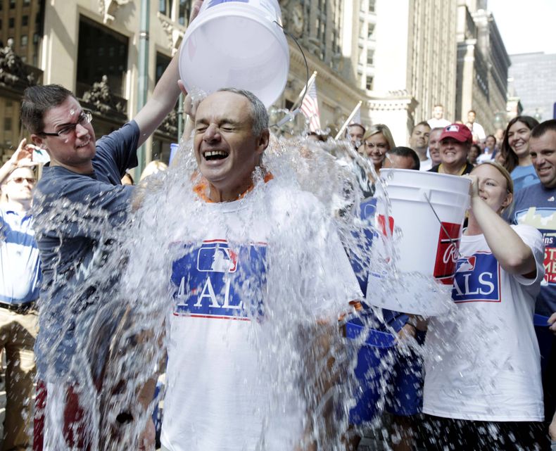 El comisionado electo de Grandes Ligas, Rob Manfred, es mojado como parte del reto del balde de agua con hielo el mi&eacute;rcoles, 20 de agosto de 2014, en Nueva York. (AP Photo/Vanessa A. Alvarez)