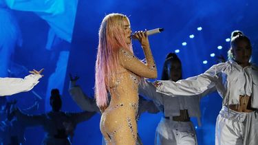 karol g pisa el escenario con gluteos fuertes y tonificados y enloquece a sus fans