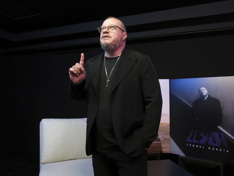 El músico mexicano Leonel García posa durante una entrevista sobre su álbum El show, en la Ciudad de México, el miércoles 11 de junio de 2025. (Foto AP/Berenice Bautista)