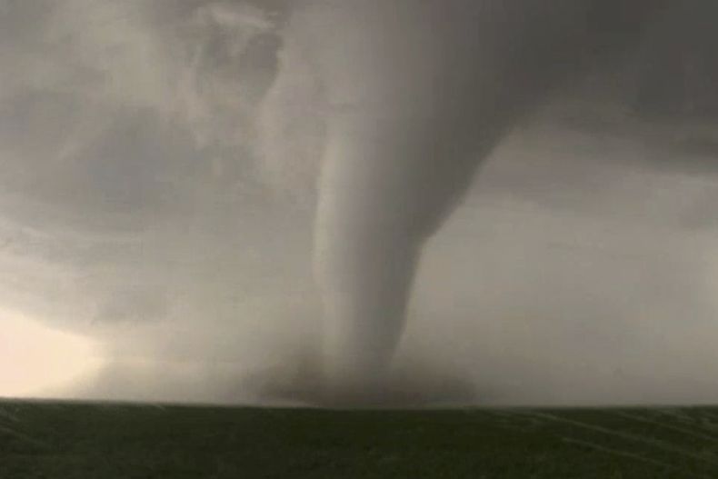 ARCHIVO - Esta imagen tomada de un video del 24 de mayo de 2016 de KWTV-KOTV, muestra un tornado cerca de Dodge City, en el condado Ford, Kansas. (KWTV-KOTV vía AP, archivo)