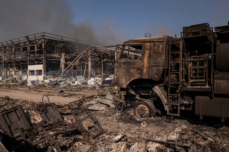 Vista de los daños tras un ataque ruso que impactó en un almacén, seguido de una explosión, en la localidad de Myla, región de Kiev, Ucrania, el sábado 29 de agosto de 2026. (Foto AP/Dan Bashakov)