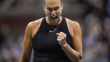 La bielorrusa Aryna Sabalenka festeja tras conseguir un punto ante la estadounidense Emma Navarro, el jueves 5 de septiembre de 2024, en las semifinales del US Open (AP Foto/Julia Nikhinson)