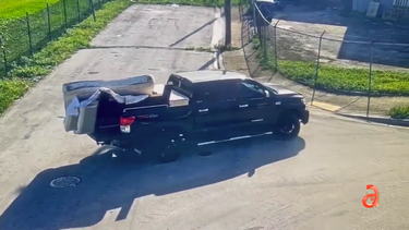 buscan a dos hombre que fueron captados botando basura ilegal en el nw de miami