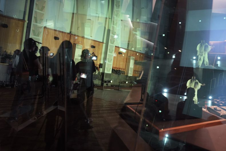 Bailarines ensayan en el Studio One de Abbey Road en Londres el jueves 27 de marzo de 2025. (Foto AP/Kin Cheung)