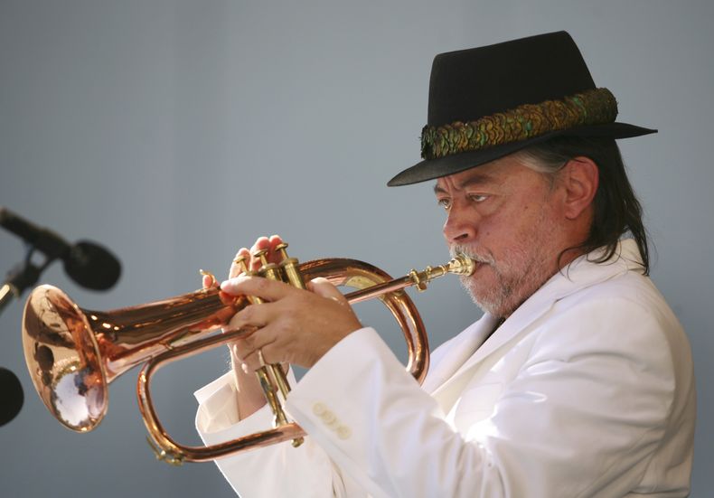 ARCHIVO - En esta foto de archivo del 18 de junio de 2006, Chuck Mangione actúa durante el Festival de Jazz Playboy en Los Ángeles, California. (Foto AP/Lucas Jackson, archivo)