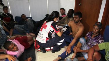 Personal de la Cruz Roja examina a balseros cubanos. (Foto de archivo)