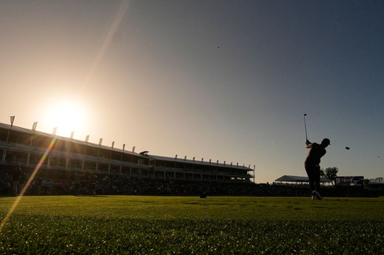 Si Woo Kim realiza un tiro de salida desde el tee del hoyo 17 durante la segunda ronda del torneo de golf The Players Championship, el viernes 13 de marzo de 2026, en Ponte Vedra Beach, Florida. (Foto AP/Gerald Herbert)