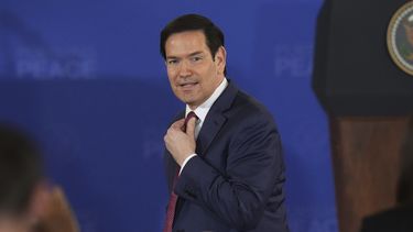 El secretario de Estado de EEUU, Marco Rubio, llega a una conferencia de prensa conjunta con el presidente Donald Trump y el presidente de Rusia, Vladímir Putin, en la Base Conjunta Elmendorf-Richardson, Alaska, el viernes 15 de agosto de 2025. (AP Foto/Jae C. Hong)
